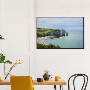 Scogliere di Étretat - Poster con cornice in legno su carta opaca di qualità museale