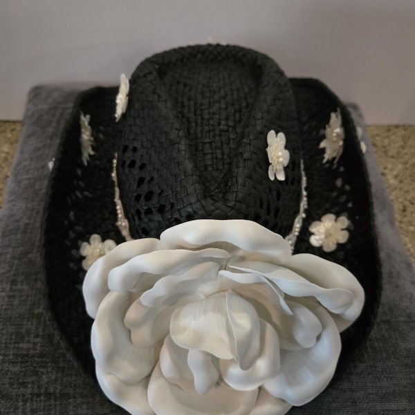 Sombrero de vaquera Kentucky Derby, flor blanca, banda de perlas con cuentas