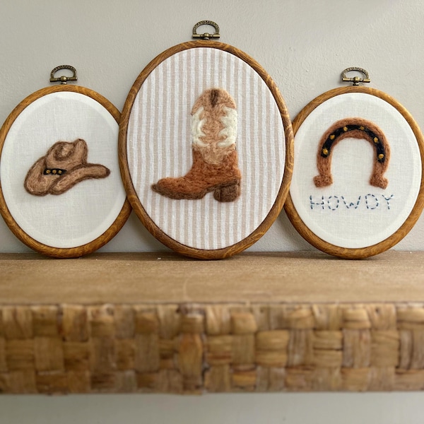 Bota de vaquero hecha a mano, sombrero de vaquero con herradura, decoración de pared de guardería de fieltro bordada personalizada, regalo para baby shower, habitación de bebés, niños y niñas, estilo western