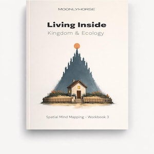 Pode incluir: Um livro intitulado "Living Inside: Kingdom & Ecology" com uma ilustração em aquarela de uma casa, uma montanha e uma cerca. A capa do livro também inclui o texto "Spatial Mind Mapping Workbook 3" e a marca "MOONLYHORSE".