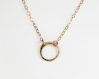 Collar minimalista Zen Circle- Oro martillado. Rústico y delicado, este círculo simple forjado a mano es el collar perfecto para todos los días.