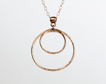 Cadeau du 8e anniversaire pour elle, collier double cercle en bronze martelé double bonheur, pendentif bohème, cadeau d'anniversaire en bronze forgé à la main