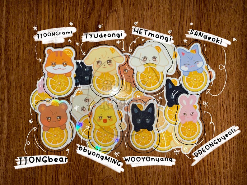 Op de afbeelding: Een verzameling cartoon dierenstickers, elk met een uniek ontwerp en naam. De stickers tonen een tijger, hond, konijn, beer, eend, kat en konijn, elk met een plakje sinaasappel. De namen zijn in witte tekst geschreven.