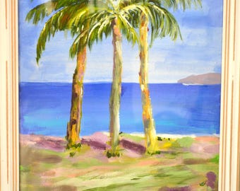 以下が含まれることがあります： 3本のヤシの木が描かれた熱帯のビーチシーンの油絵。青い空、海、砂浜が特徴です。絵画は白い木製のフレームに額装されており、穏やかで魅力的な美しさを生み出しています。