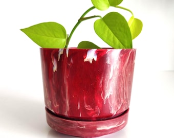 Maceta vintage de plástico con efecto mármol y platillo incorporado.