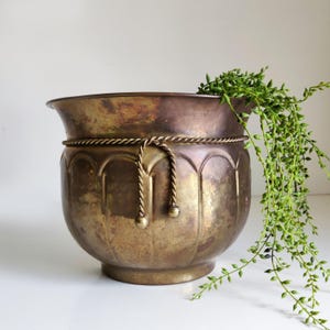 ヴィンテージの槌目加工の真鍮製壁掛けポケット、植物用カシュポット、プランター、カバーポット