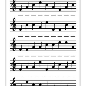Puede incluir: Una hoja de trabajo de música con una clave de sol y cinco líneas de notas musicales. Las instrucciones indican al usuario que escriba el nombre de cada nota negra debajo de la nota.