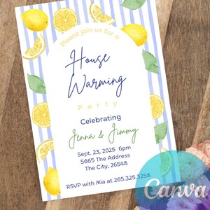 Może przedstawiać: Zaproszenie na parapet&oacute;wkę z akwarelowym wzorem cytryny i liści. Zaproszenie zawiera tekst "House Warming Party Celebrating Jenna & Jimmy" ze szczeg&oacute;łami wydarzenia. Tło ma niebiesko-białe paski.