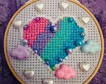 Pastelkleurige hartborduurring – muurdecoratie wolk met kralen
