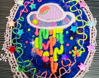 Neon borduurkunst ufo's | Grillig buitenaards ruimteschipdecor