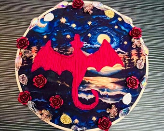 Karmozijnrode drakenborduurringkunst – Gothic-fantasiemuurdecoratie met rozen