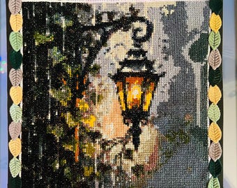 Maanverlichte lantaarn kruissteek | Cottagecore-muurkunst | Gezellig gotisch borduurwerk | Ingelijste handgemaakte kunstvezel | Donker academische inrichting