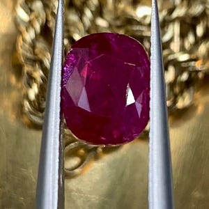 モザンビーク産、2.25カラットの天然非加熱希少紫赤色ルビー