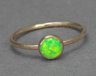 Stapelring med guldfylld opal - 6 mm syntetisk opal