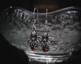Örhängen i sterlingsilver med spindel och ädelstenar – Häxig Halloween
