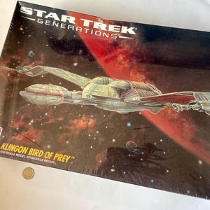 Vintage Klingon Bird of Prey Model Kit: 1995 Star Trek Space Ship