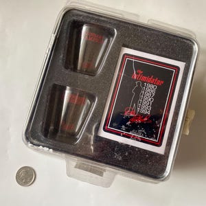 Vintage 1994 Nascar "The Intimidator" Dale Earnhardt borrelglas en speelkaartenset in verzamelblik, memorabilia Amerikaanse autocoureur