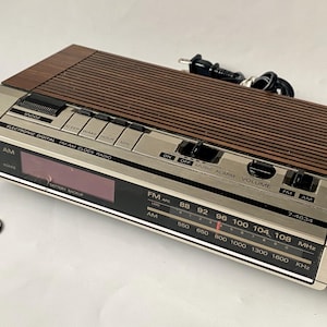 Vintage GE Digital Clock Radio: 1980s Silver Walnut Finish