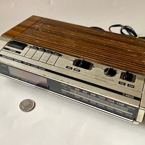 Vintage GE Digital Clock Radio: 1980s Silver Walnut Finish