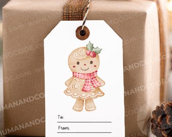 Puede incluir: Una etiqueta de regalo rectangular blanca con una ilustración en acuarela de una figura de pan de jengibre con una bufanda de cuadros rojos y blancos y una ramita de acebo en la cabeza. La etiqueta incluye el texto To: y From: con líneas.