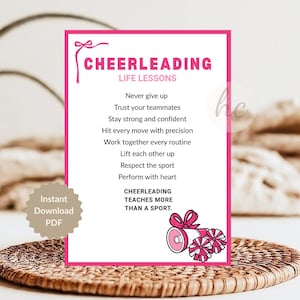 Könnte beinhalten: Ein rechteckiges weißes Schild mit pinkem Rand, das den Text CHEERLEADING LIFE LESSONS und eine Liste motivierender Sätze enthält. Unten sind ein pinkes Megafon und Pompons abgebildet. Ein kreisförmiges Abzeichen zeigt Instant Download PDF.