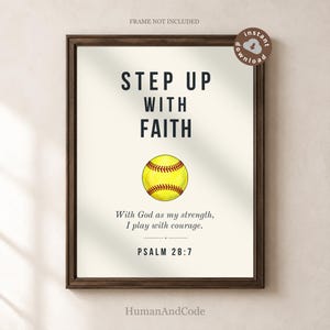 Puede incluir: Un arte mural rectangular con el texto negro STEP UP WITH FAITH, una ilustración de una pelota de sóftbol amarilla y el texto With God as my strength, I play with courage. PSALM 28:7. La impresión se muestra en un marco de madera marrón oscuro.
