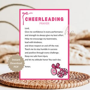 Pode incluir: Um cartão retangular branco com borda rosa apresentando o texto Cheerleading Prayer em letras rosas em negrito. O texto inclui uma oração por confiança, força e gentileza. Um megafone rosa e pompons estão ilustrados no canto inferior.