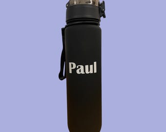 Personalisierte Trinkflasche 1000ml | Schwarze Wasserflasche mit Namen | Auslaufsicher & Skalierung | Geschenk für Schule, Sport und Kinder