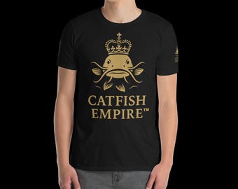 キャットフィッシュ・エンパイア™ ディストレストフラッグTシャツ – トロフィーフィッシングアパレル