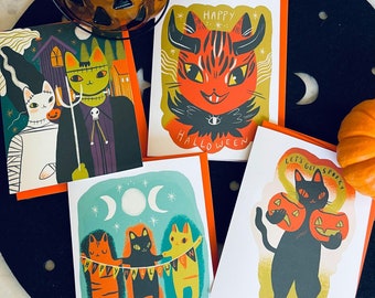 Peut inclure: Quatre cartes de vœux d'Halloween représentant des chats noirs avec des citrouilles orange et noires. Les cartes ont des designs et des textes différents, notamment "Joyeux Halloween" et "Allons fêter Halloween".