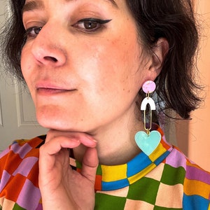 Boucles d'oreilles pendantes coeurs colorés des années 80 image 4