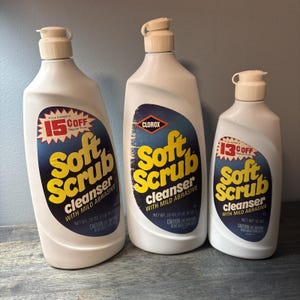 以下が含まれることがあります： マイルドな研磨剤入りソフトスクラブクリーナーの白いプラスチックボトル3本。737gの大きなボトル2本と369gの小さなボトル1本。ラベルは青い背景に黄色い文字、赤いプロモーション用の星型が特徴です。