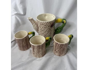 Vtg Bird Toucan Parrot Tiki Bar Tropical Juice Pitcher & 3 Mugs Tree Bark READ