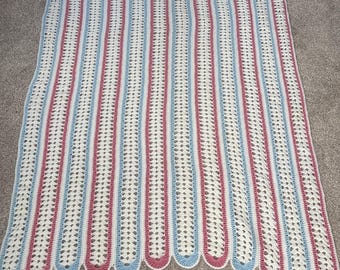 Vtg Mile A Minute Stripe Szydełkowy Afgański Narzuta z Falistą Krawędziem Retro Biały Różowy Niebieski