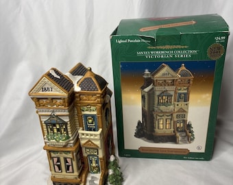 Vtg Stół warsztatowy Świętego Mikołaja z serii wiktoriańskiej Manchester Lane Townehouse 2001 BRAK OŚWIETLENIA