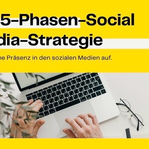 May include: A yellow background with the text "Die 5-Phasen-Social Media-Strategie" and "Baue deine Präsenz in den sozialen Medien auf." A laptop is open with hands typing on the keyboard. There are glasses and a small plant on the white surface.