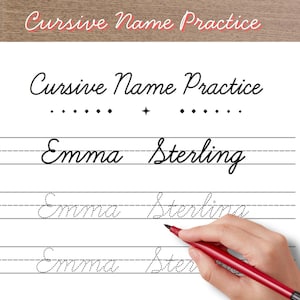 Può includere: Un foglio di carta bianco intitolato Cursive Name Practice che mostra il nome Emma Sterling in corsivo nero. La pagina include una riga di esempio solida seguita da due righe tratteggiate per ricalcare, con una penna rossa sul foglio.