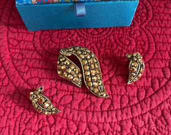 Vintage Weiss Brooch Bronze Colored Rhinestones in a Gold Tone Metal Backing.