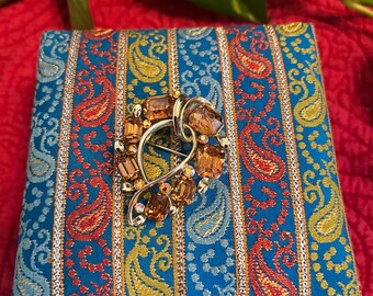 Vintage Lisner Honey Colored Rhinestone Brooch Pin in a Gold Tone Metal Backing.