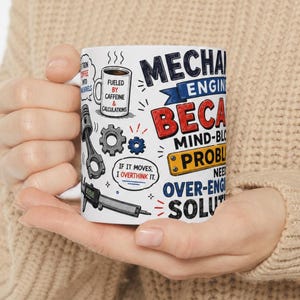 Peut inclure: Mug en céramique blanche avec un design humoristique pour les mécaniciens. La tasse présente du texte et des illustrations liées à l'ingénierie, notamment des engrenages, un piston et la phrase "If it moves, I overthink it."