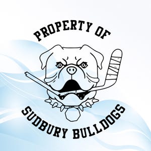 Peut inclure: Graphique noir et blanc d'un bouledogue avec un bâton de hockey dans la gueule. Le texte "PROPERTY OF" est au-dessus de la tête du bouledogue et "SUDBURY BULLDOGS" en dessous. Le fond présente des lignes ondulées bleu clair.
