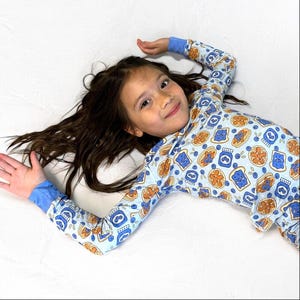 Blåbärssylt i bambu: Mjuka, stretchiga barnpyjamasar bild 4