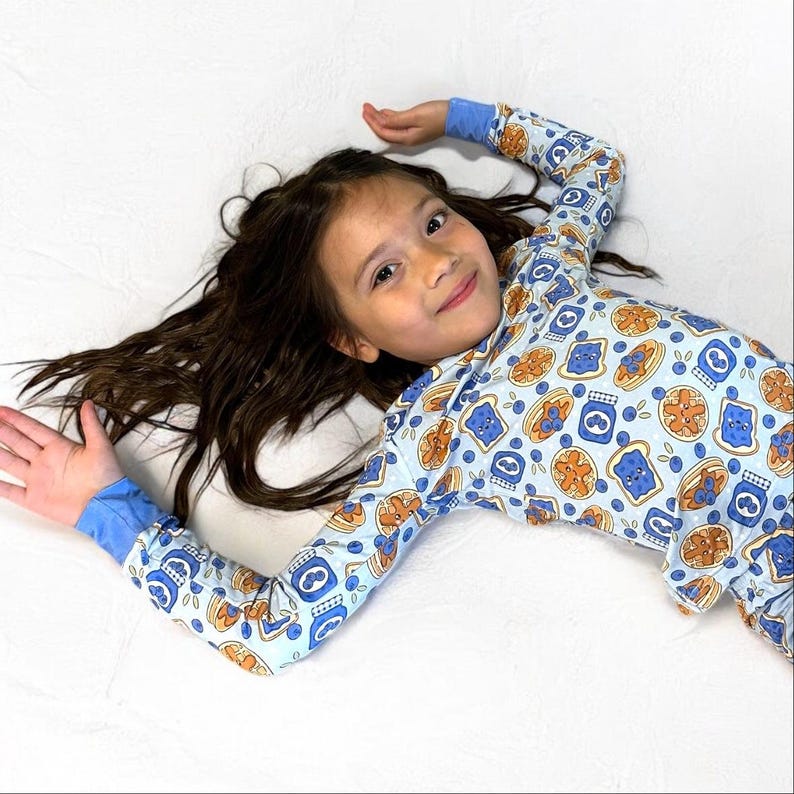 Blåbärssylt i bambu: Mjuka, stretchiga barnpyjamasar bild 4