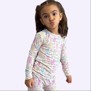 Pigiama in bambù con coniglietto pasquale: pigiama morbido ed elasticizzato per bambini immagine 2