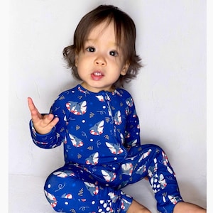 Hai Floaties Bambus Baby Schläfer: Wandelbare Füßchen Pyjama für den 4.Juli