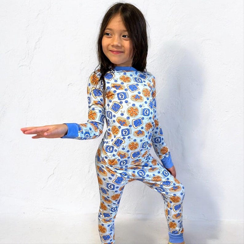 Blåbärssylt i bambu: Mjuka, stretchiga barnpyjamasar bild 2