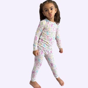 Pigiama in bambù con coniglietto pasquale: pigiama morbido ed elasticizzato per bambini immagine 4