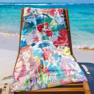 Telo da spiaggia personalizzato con nome della Sirenetta, telo da piscina Ariel Princess Ocean per bambini, regalo personalizzato per le vacanze estive immagine 2