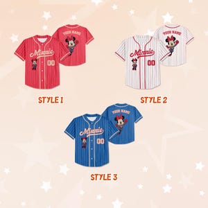 Peut inclure: Trois maillots de baseball avec des motifs de Minnie Mouse. Le style 1 est rouge avec des rayures blanches, le style 2 est blanc avec des rayures rouges et le style 3 est bleu avec des rayures blanches. Chaque maillot a "Minnie" et "00" devant et "YOUR NAME" derri&egrave;re.