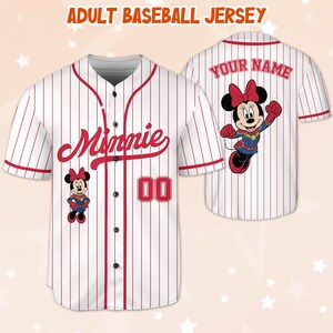 Peut inclure: Maillot de baseball blanc &agrave; fines rayures rouges, avec des graphismes de Minnie Mouse. Le devant affiche "Minnie" en script rouge, le num&eacute;ro "00" et un dessin anim&eacute; de Minnie Mouse. Le dos a un graphique de Minnie Mouse et un espace pour un nom.